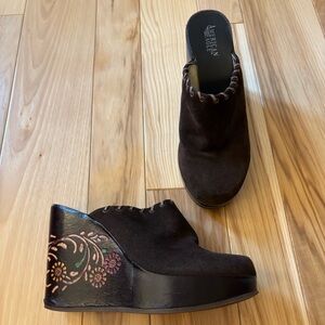 Vintage Y2K American Eagle Whipstitch Brown Suede Floral Wood Platform Clogs